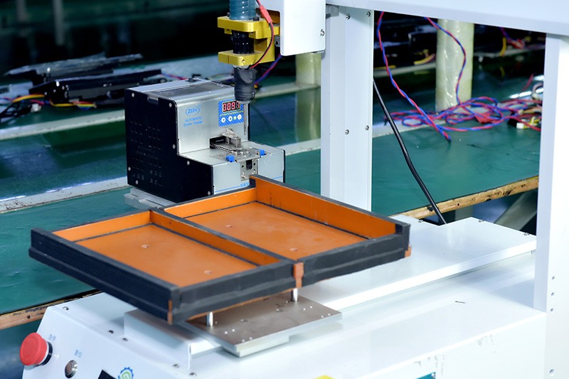 Automatic lock screw machine